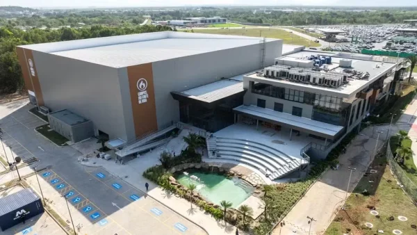 Megaigreja com lago artificial, tecnologia de estádio e cafeteria é inaugurada no ES,