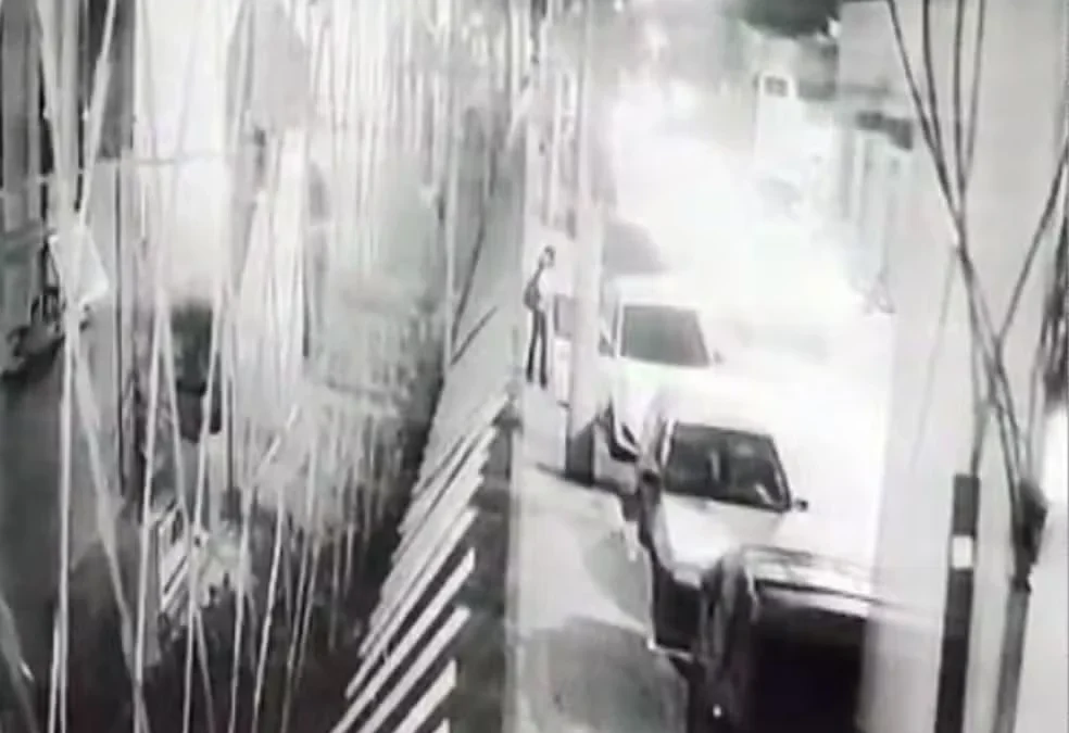 Adolescente se joga de carro em movimento e escapa de sequestro no Rio