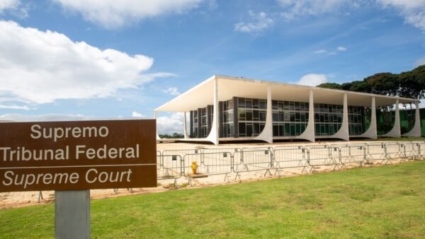 Ex-ministros do STF pedem apuração rigorosa da “mais aguda crise”