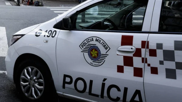 Delegado com sinais de embriaguez bate viatura em carro da PM no centro de SP, diz polícia