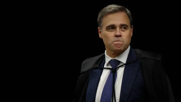 PF aponta diferença de até 8 vezes no tempo de Mendonça para decidir sobre políticos