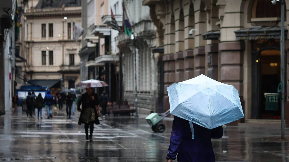 Chuva forte avança pelo país e traz risco de temporais no Sul, SE e CO