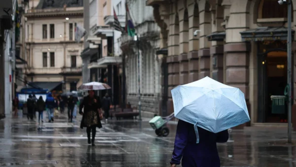 Chuva forte avança pelo país e traz risco de temporais no Sul, SE e CO