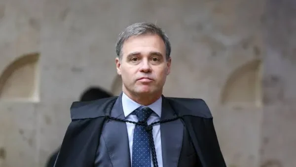 Instituto de André Mendonça faturou ao menos R$ 10,8 mi em 55 contratos públicos, diz revista