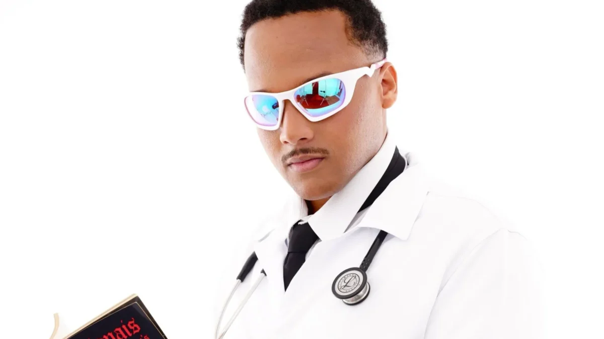 Estudante de medicina denuncia racismo em post com jaleco e livro do Racionais MC’s