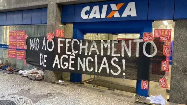 Empregados da Caixa rejeitam proposta final e mantêm greve por tempo indeterminado