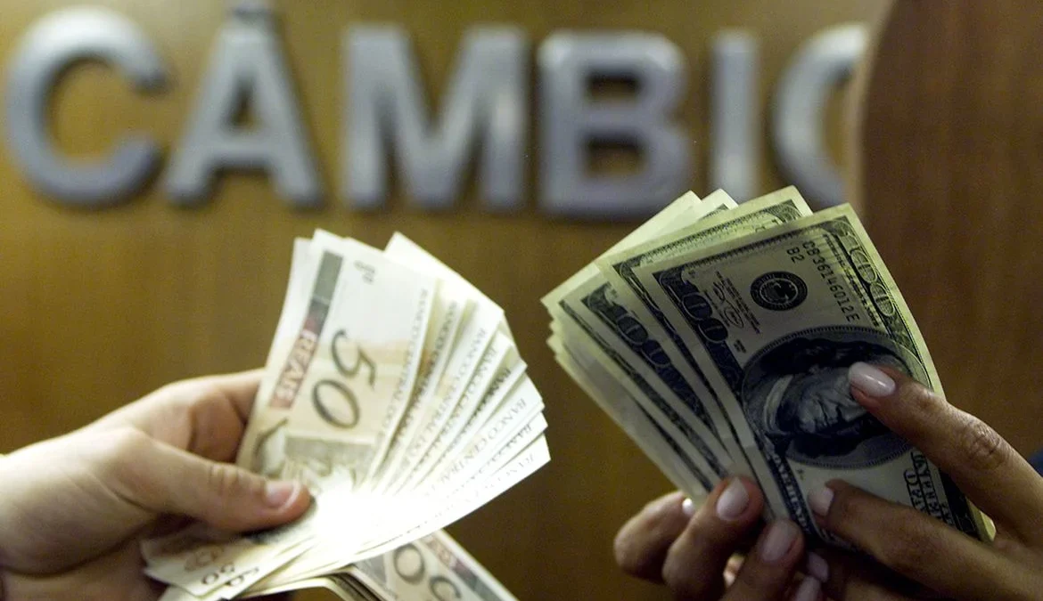 Dólar sobe a R$ 5,14 e Bolsa cai com ajustes a juros e política fiscal