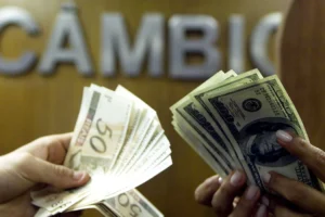 Dólar avança para R$ 5,02 e Ibovespa cede com realização de lucros