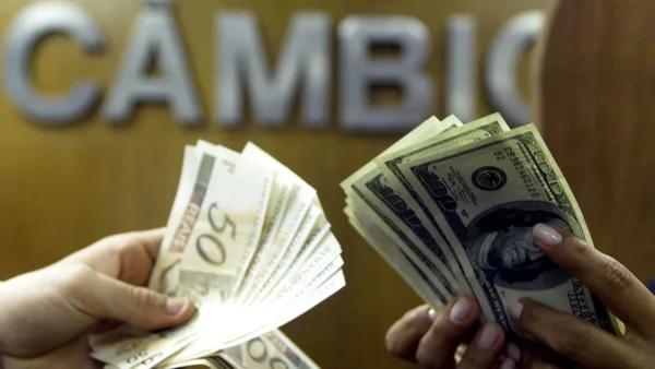 Dólar sobe a R$ 5,14 e Bolsa cai com ajustes a juros e política fiscal