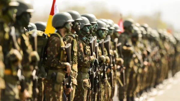 Aliança de Flávio com Trump coloca militares em alerta