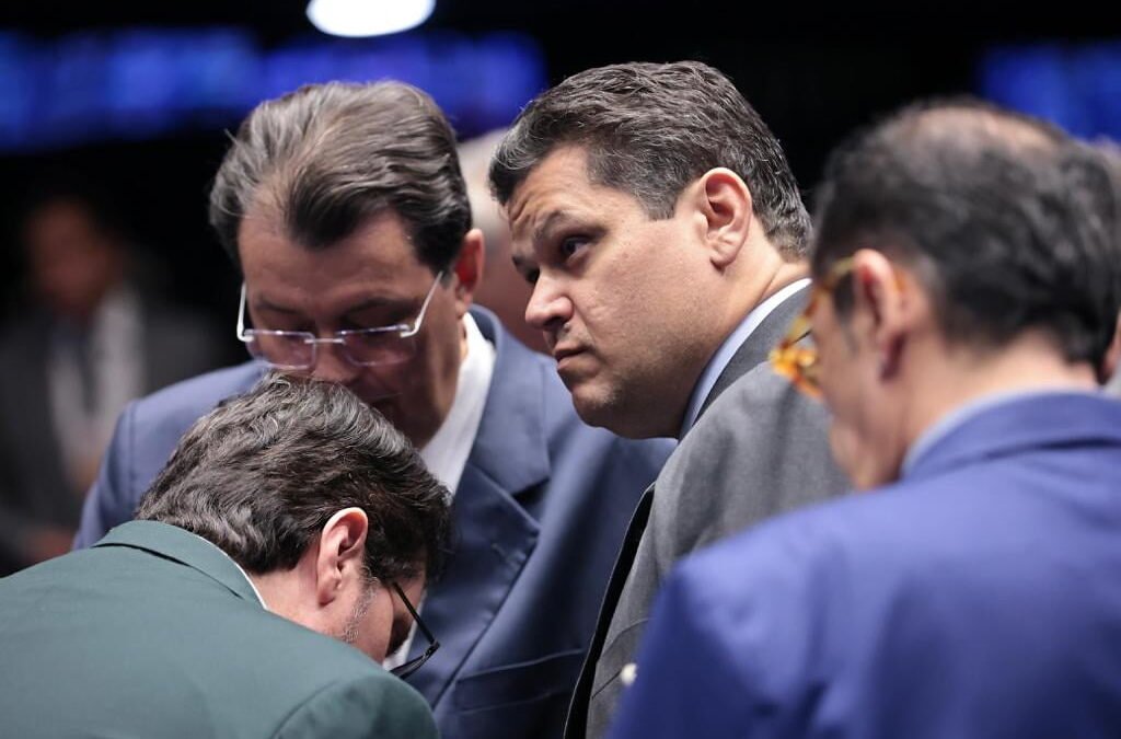 Mensagens apontam relação de proximidade entre Alcolumbre e Vorcaro
