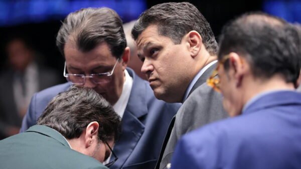 Mensagens apontam relação de proximidade entre Alcolumbre e Vorcaro