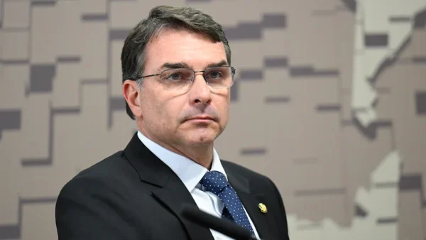 Flávio Bolsonaro se diz contra o fim das bets e critica Lula