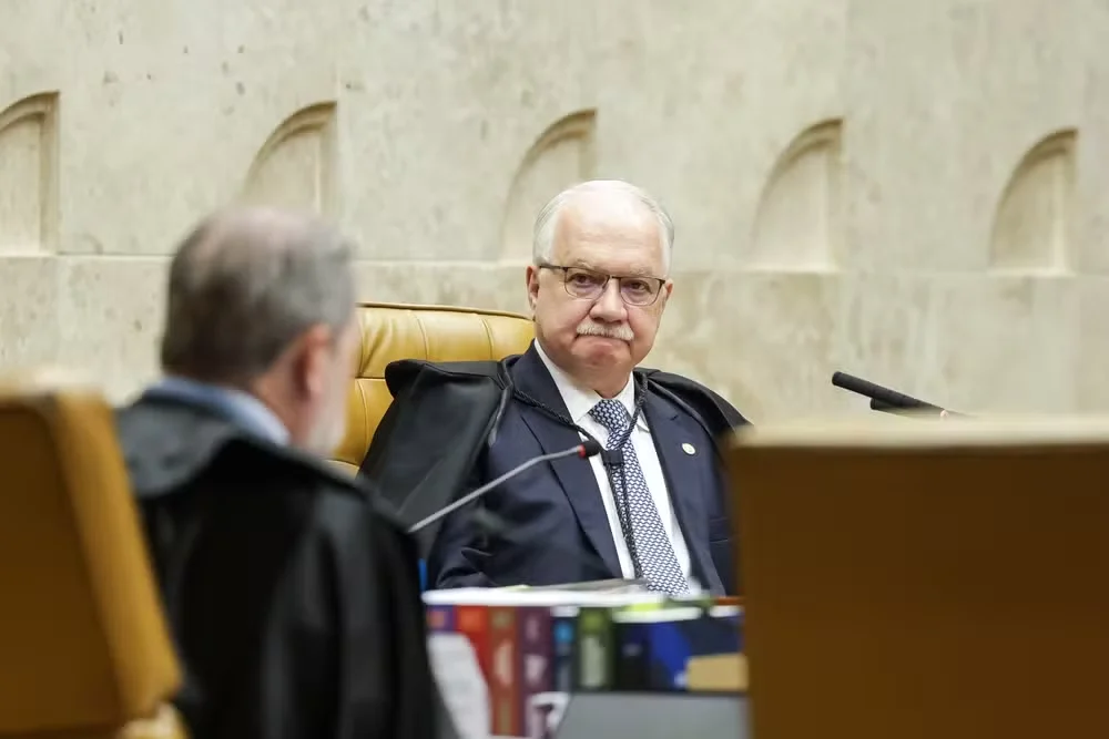 Fachin dá 72 horas para Mendonça responder a pedido da AGU contra afastamento de diretores da PF