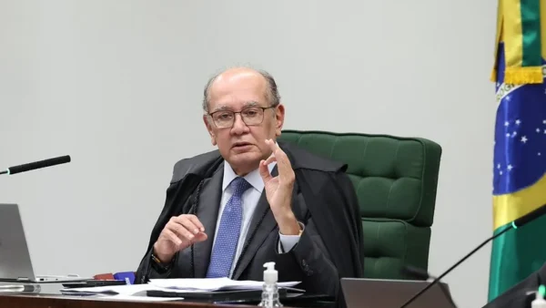 Gilmar apresenta a Fachin proposta para retirar policiais e militares de gabinetes do STF