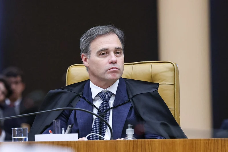PF espera há seis meses decisão de Mendonça para rastrear dinheiro do Master