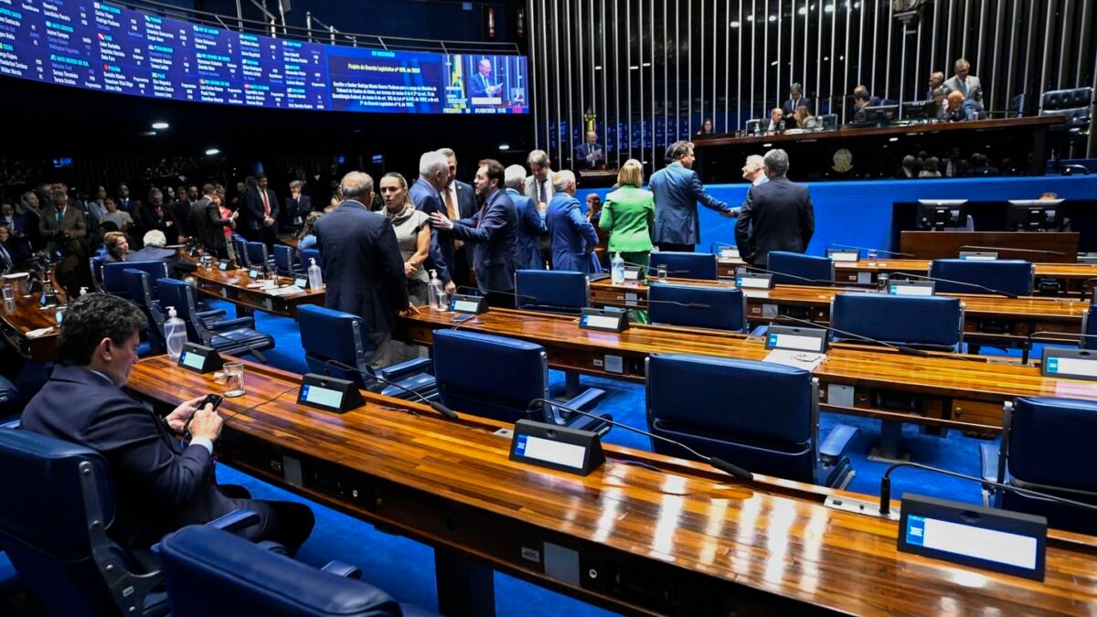 Aziz articula rito especial para levar PEC da escala 6×1 ao plenário