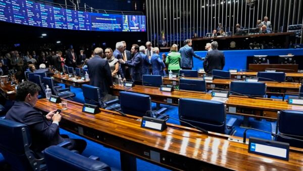 Aziz articula rito especial para levar PEC da escala 6×1 ao plenário