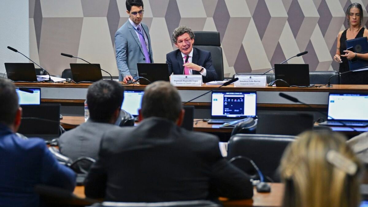 Ajustes no texto adiam votação da MP da “taxa das blusinhas”