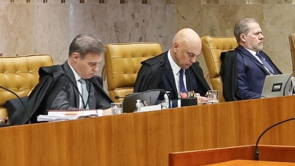 Moraes acusa Mendonça de querer incluir seu nome em delação de Vorcaro