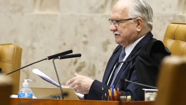 Dino questiona comando de Fachin durante sessão tumultuada no STF