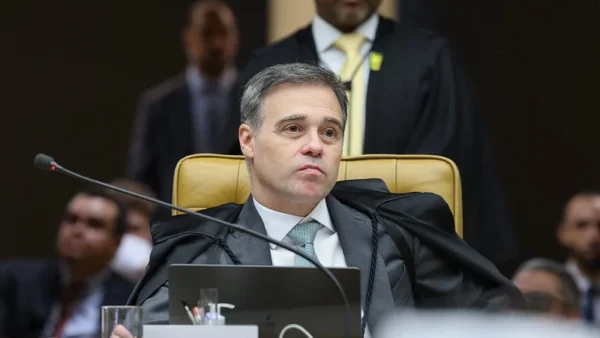 Sozinho e o último a sair, Mendonça fica isolado frente a colegas que ameaçam expor tudo e todos