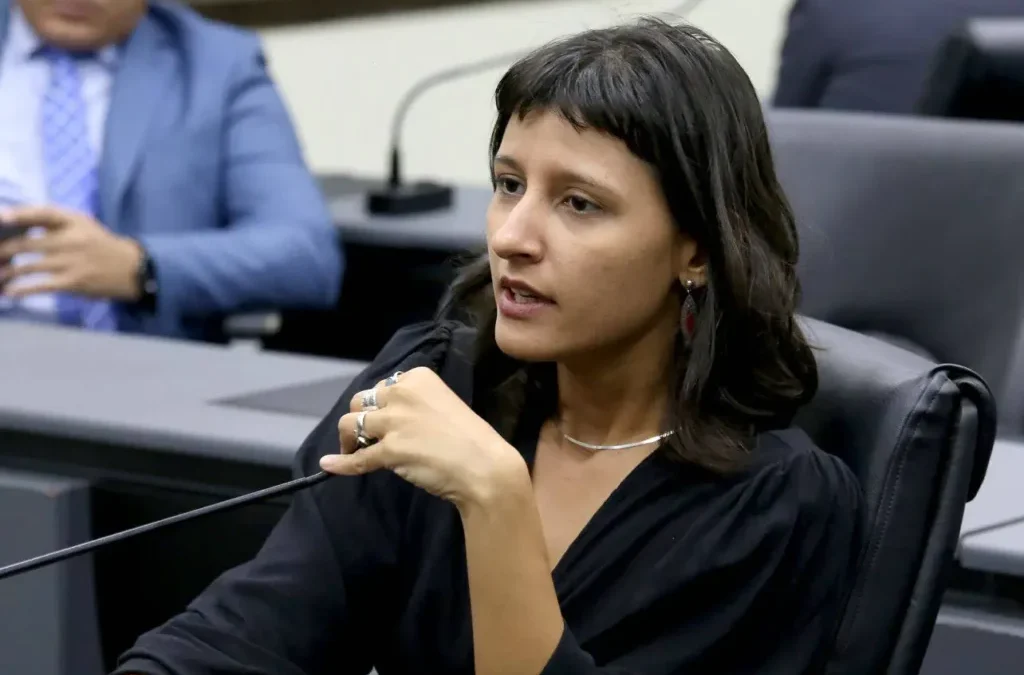 Vereadora e candidata do PT Brisa Bracchi é alvo de ameaças de morte e violência sexual