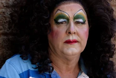 Agricultor do Paraná é retratado pelo filho como drag queen em exposição em SP