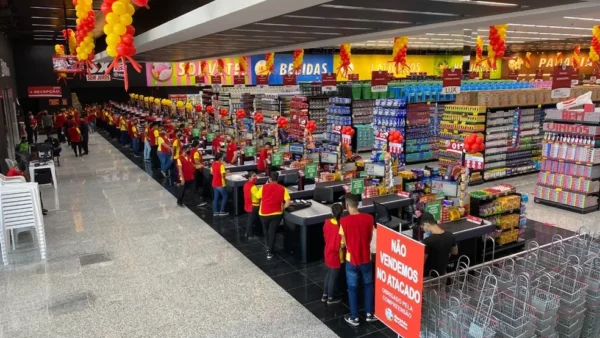 Justiça condena rede de supermercados por aplicar escala 9×1 e servir comida estragada