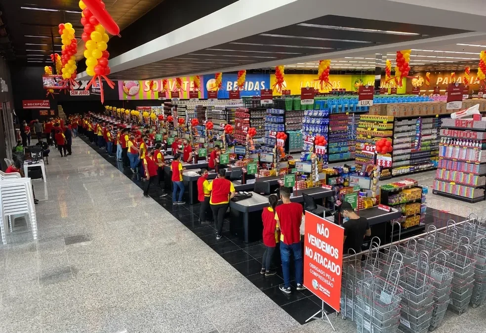 Justiça condena rede de supermercados por aplicar escala 9×1 e servir comida estragada