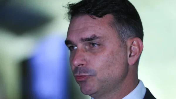 Manifestações pró-Lula acendem alerta e causam preocupação na campanha de Flávio Bolsonaro