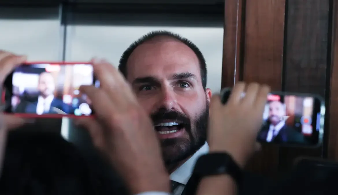 Eduardo Bolsonaro é demitido do cargo de escrivão na PF por abandono de cargo