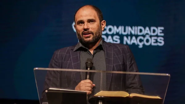 Pastor ligado a Flávio critica devoção católica a Maria e cita ‘Rainha dos Céus’