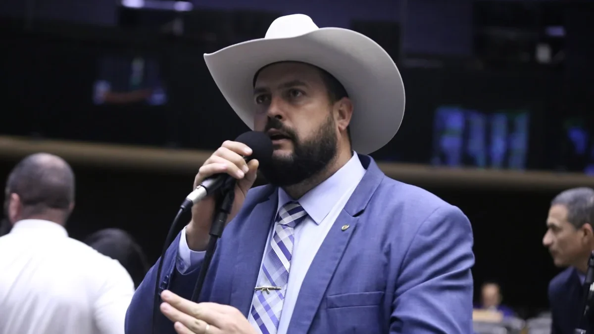 Aliado de Flávio Bolsonaro tenta barrar reajuste do Bolsa Família, mas não consegue