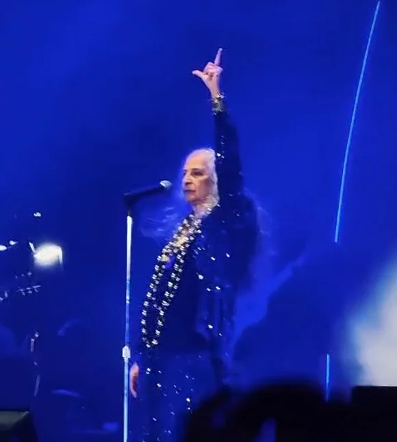 Maria Bethânia faz o ‘L’ e declara apoio a Lula durante show em São Paulo