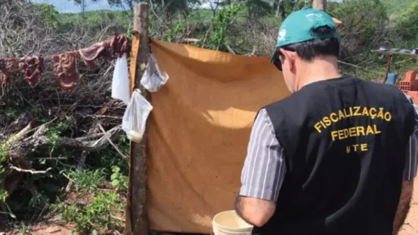 Flávio Bolsonaro fica fora de carta contra trabalho escravo; Lula, Caiado e Cury aderem