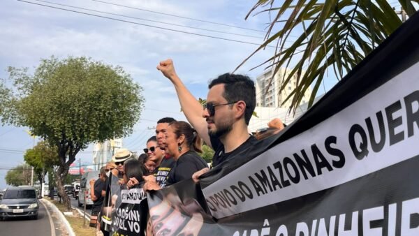 Em frente ao Dulcila, Delegado Tayah mobilizou militantes e faz críticas à visita de Flávio Bolsonaro ao Amazonas