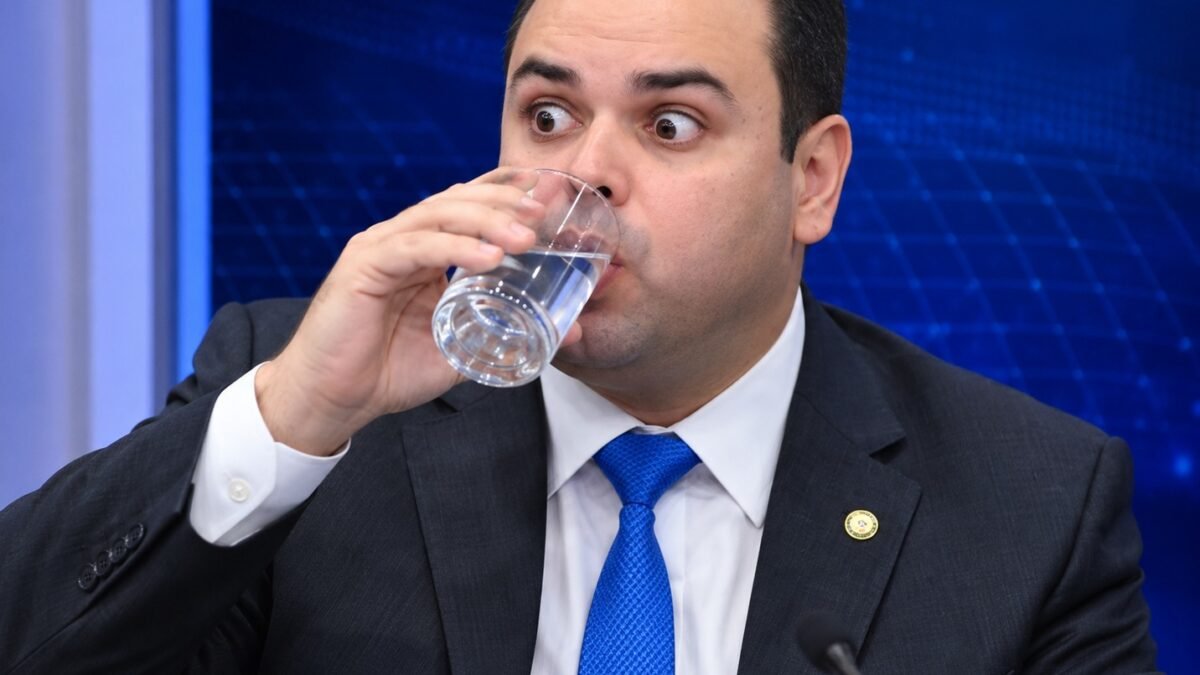 Roberto Cidade diz desconhecer contrato de R$ 7,9 milhões entre UEA e empresa dos irmãos