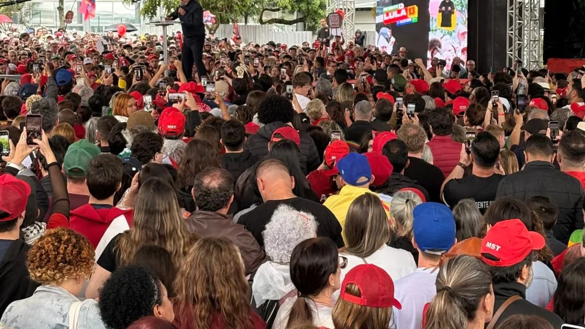 Lula pauta fim das bets e captura atenção para si em dia de agenda de Flávio Bolsonaro em SC