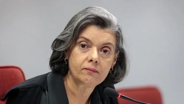 Cármen Lúcia cancela ida à Bienal do Livro em meio a crise no STF