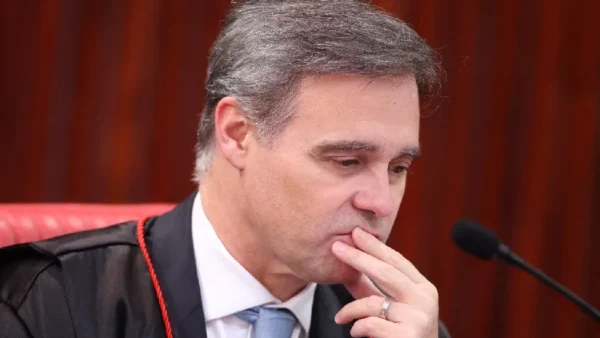 André Mendonça e a mídia: cabos eleitorais de Flávio?