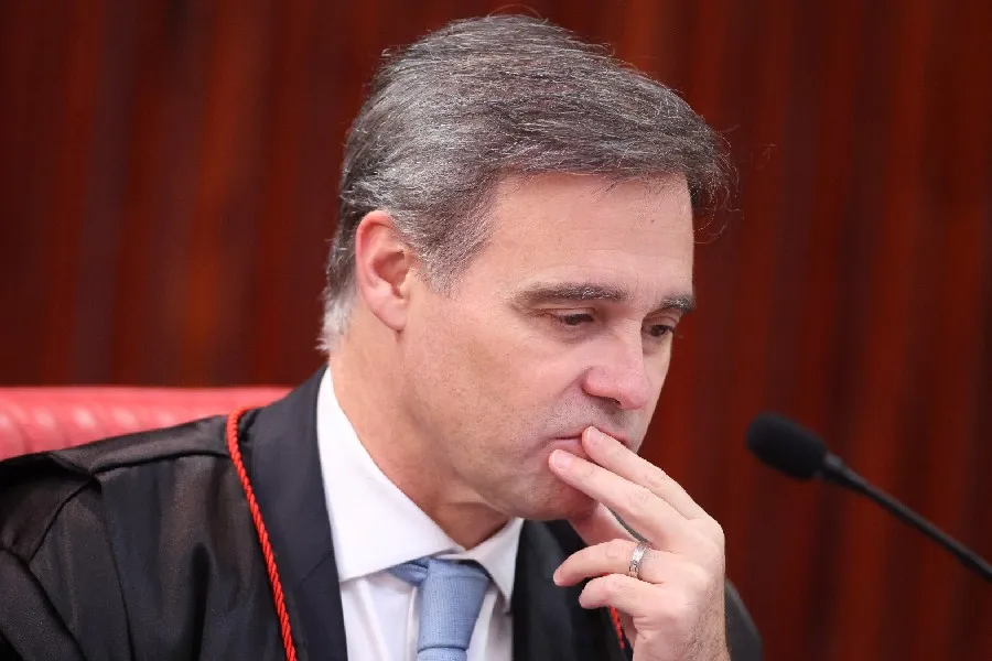 André Mendonça e a mídia: cabos eleitorais de Flávio?