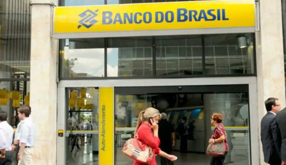 Banco do Brasil fecha acordo, paga PLR e põe fim à paralisação, enquanto Caixa ainda mantém greve