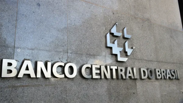 BC reduz para 1,8% previsão de crescimento do PIB neste ano e estima avanço de 1,4% em 2027