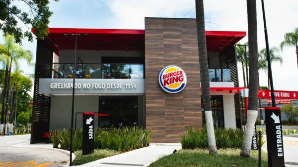 Burger King é condenado a indenizar trabalhadora por uniforme que não servia