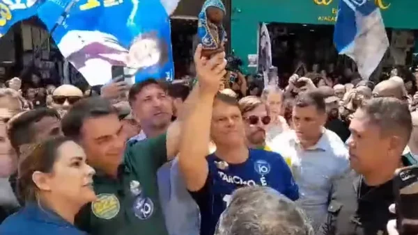 Campanha avalia que Flávio Bolsonaro teve sério dano com católicos após acusar CNBB