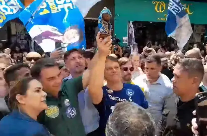 Campanha avalia que Flávio Bolsonaro teve sério dano com católicos após acusar CNBB