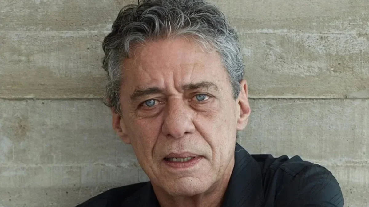 Chico Buarque aciona polícia após comentário com ameaça de morte
