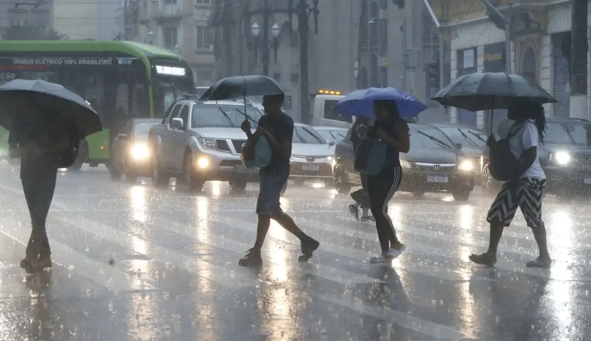 Segunda-feira terá chuva forte no Sudeste e temporais no Sul; veja a previsão