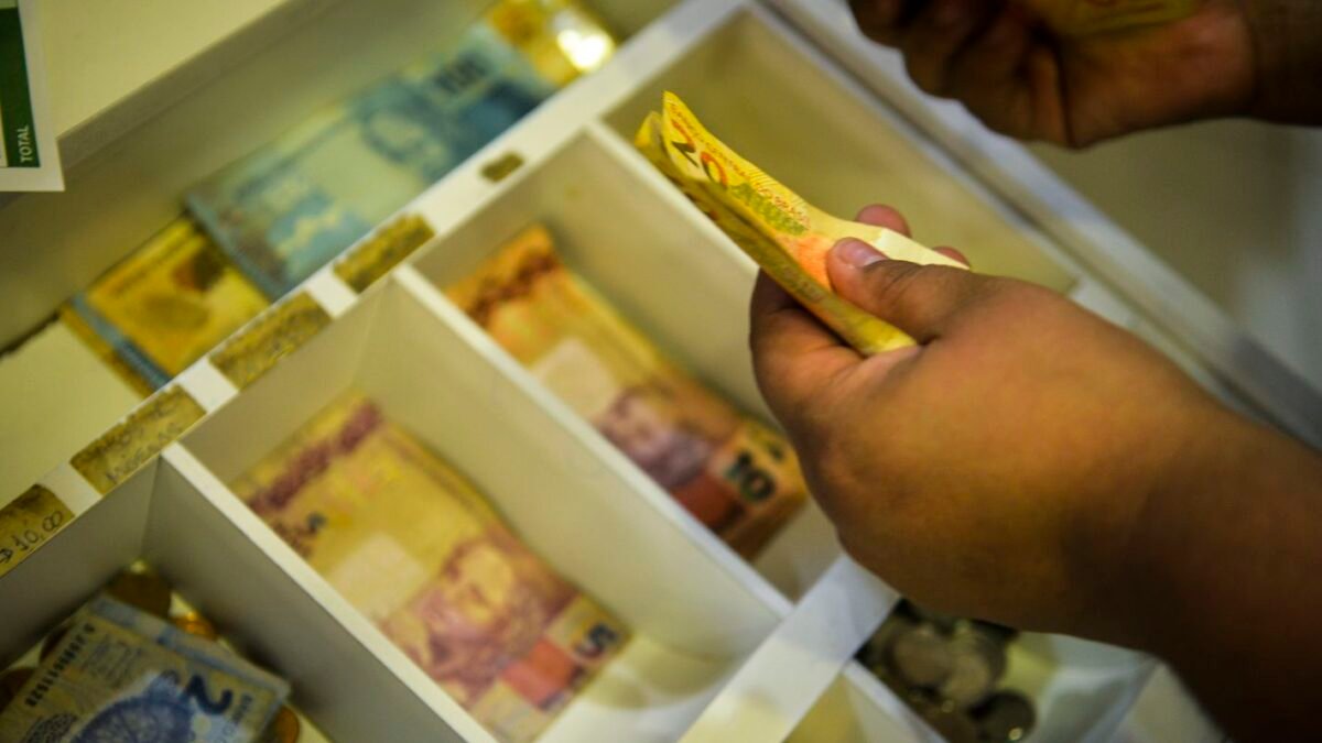 INPC tem variação negativa em agosto e soma 3,98% em 12 meses